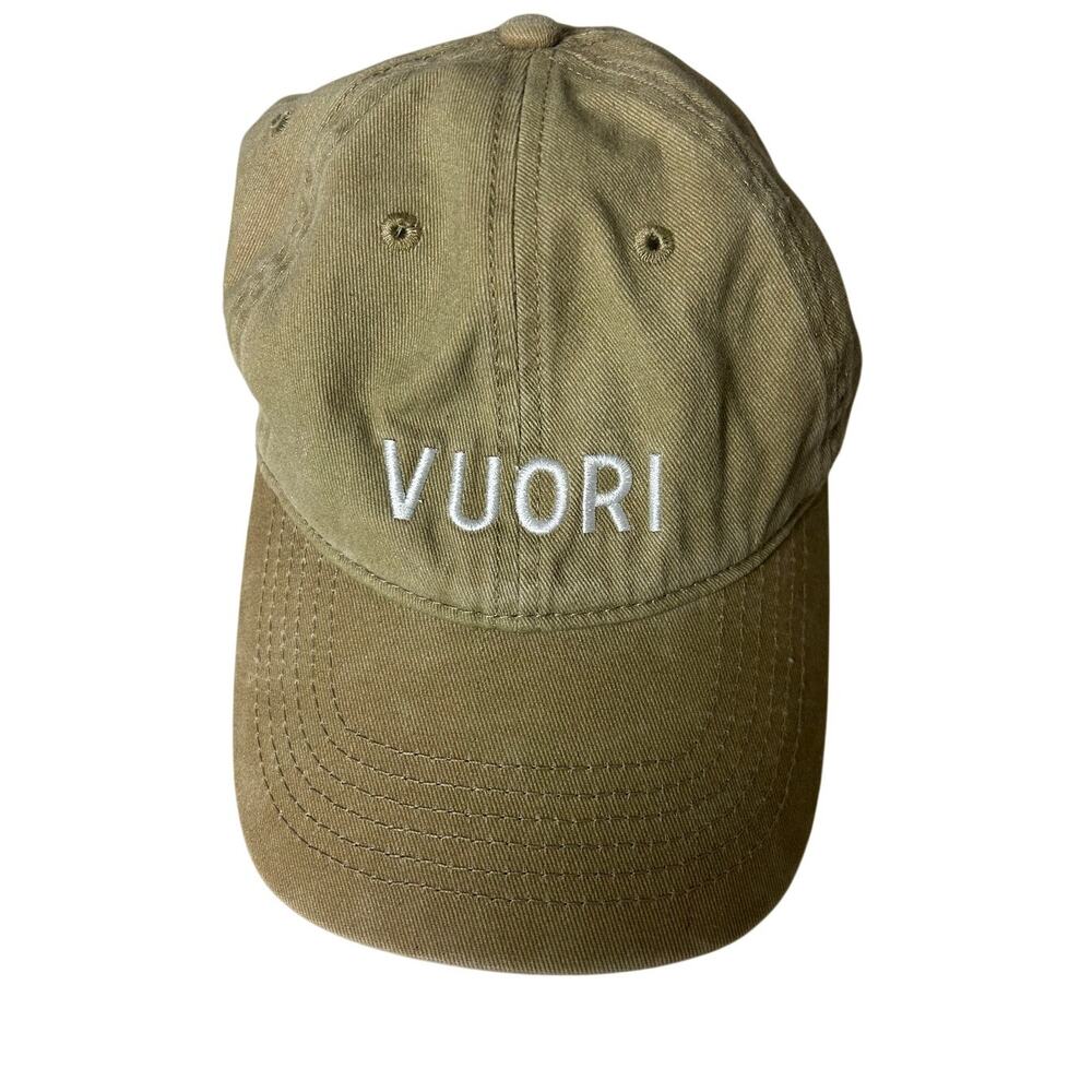 Vuori Signal Dad Hat in the color camel.